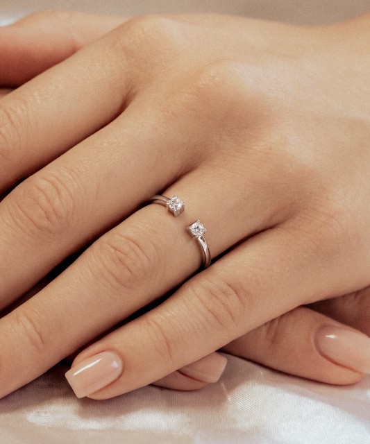 Sterling silver ring with zircons