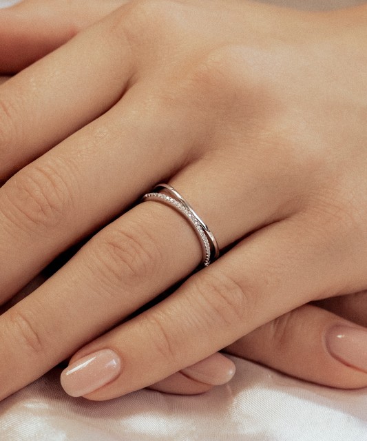 Sterling silver ring with zircons