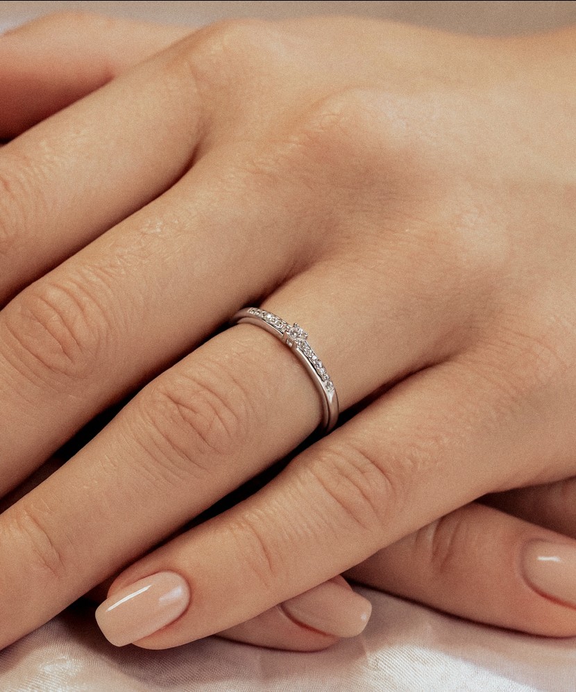 Sterling silver ring with zircons
