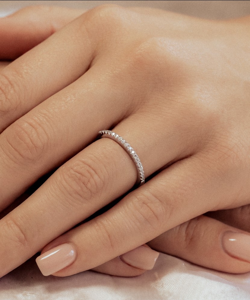 Sterling silver ring with zircons