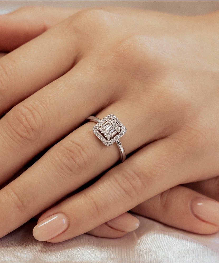 Sterling silver ring with zircons