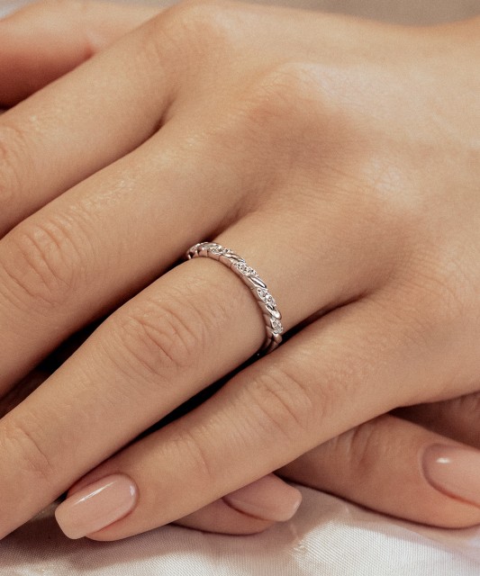 Sterling silver ring with zircons