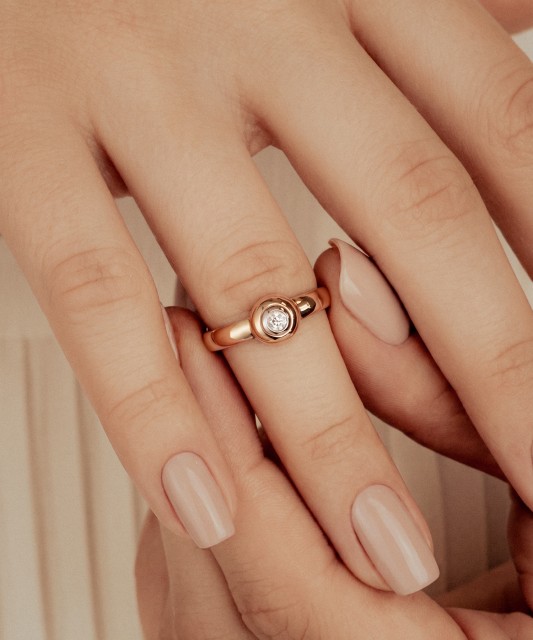 Золотое кольцо с бриллиантом