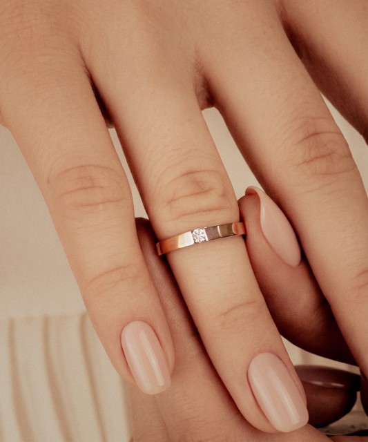 Gold ring with diamonds