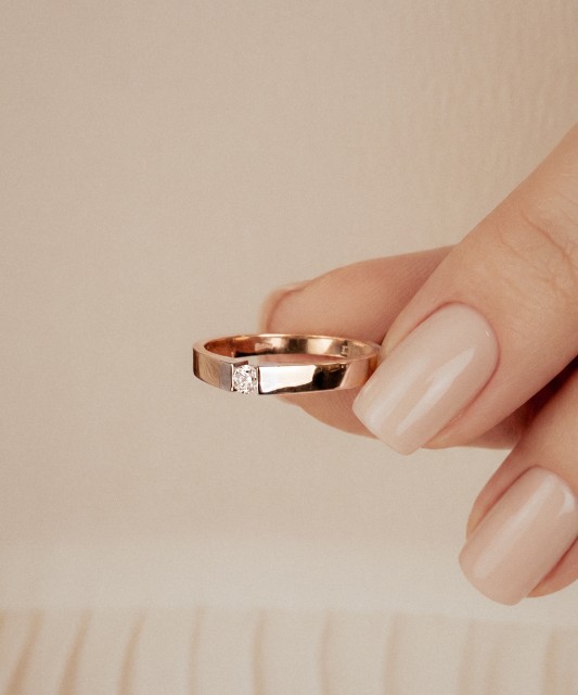 Gold ring with diamonds