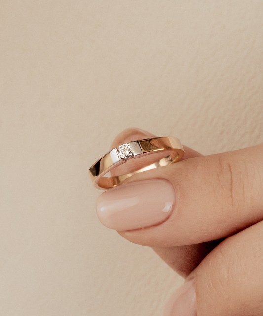 Gold ring with diamonds