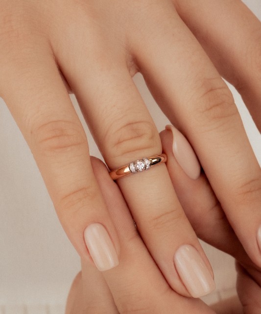 Gold ring with diamonds