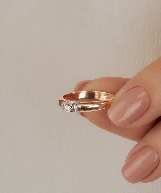 Gold ring with diamonds