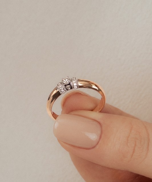 Gold ring with diamonds