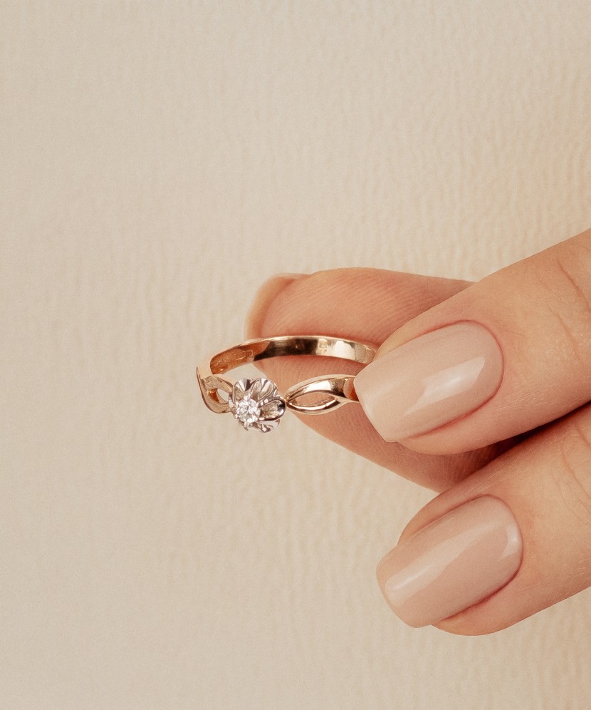 Gold ring with diamonds