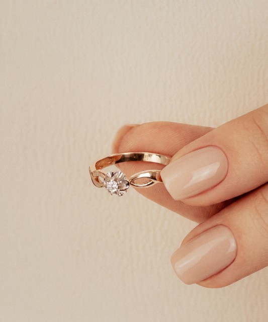 Gold ring with diamonds