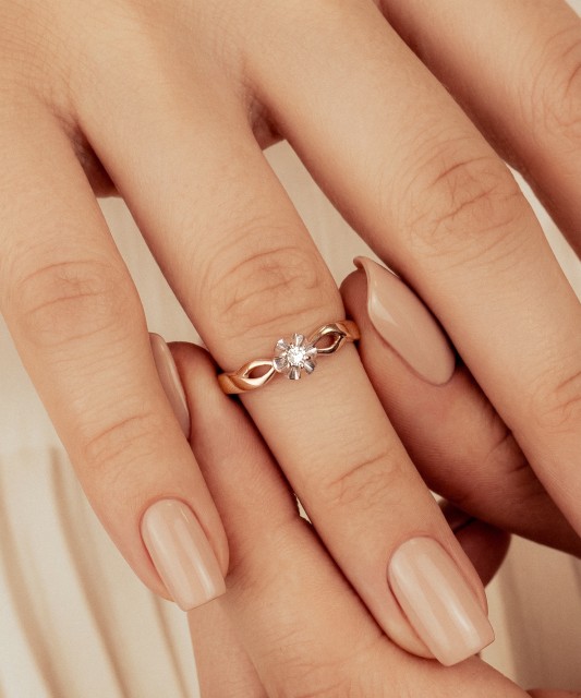 Gold ring with diamonds