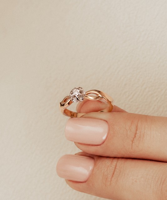 Gold ring with diamonds