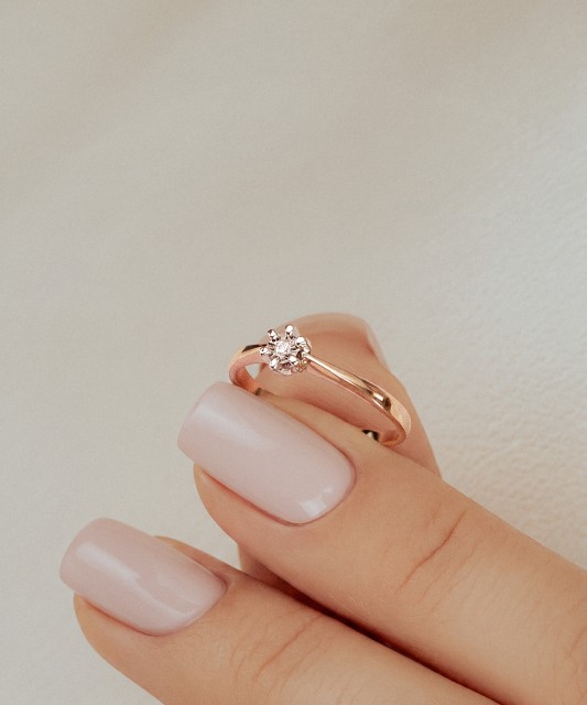 Gold ring with diamonds
