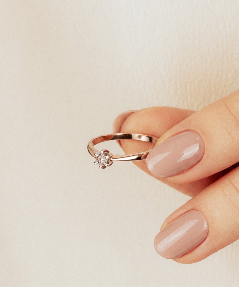 Gold ring with diamonds