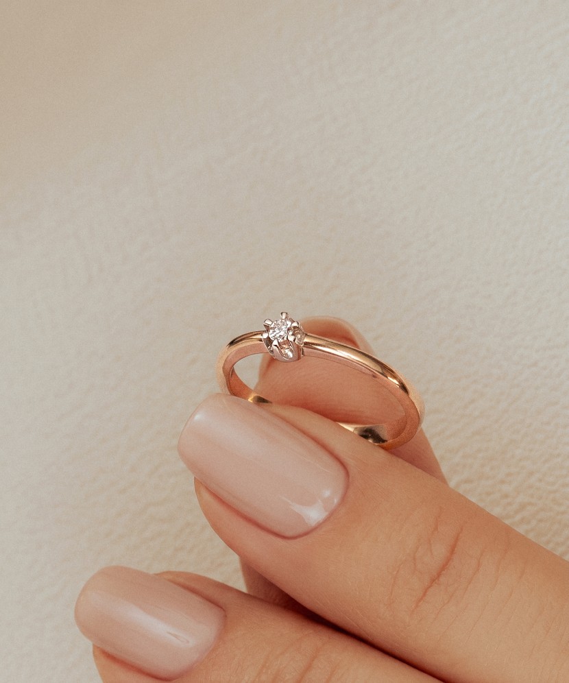 Gold ring with diamonds