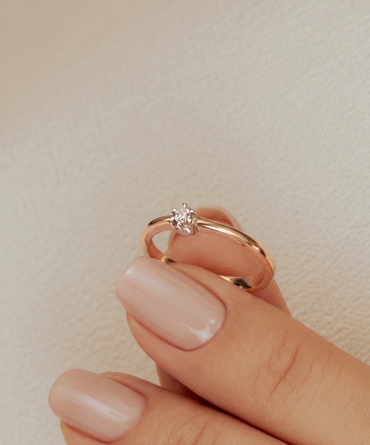 Gold ring with diamonds