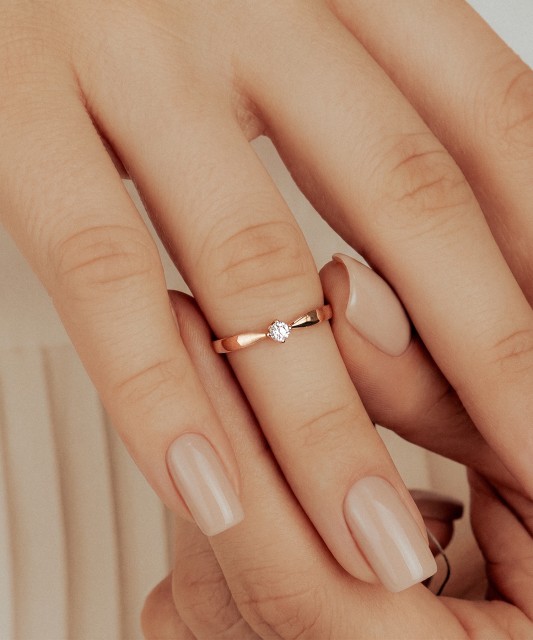 Gold ring with diamond