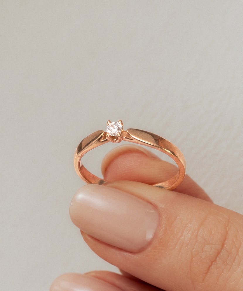 Gold ring with diamond