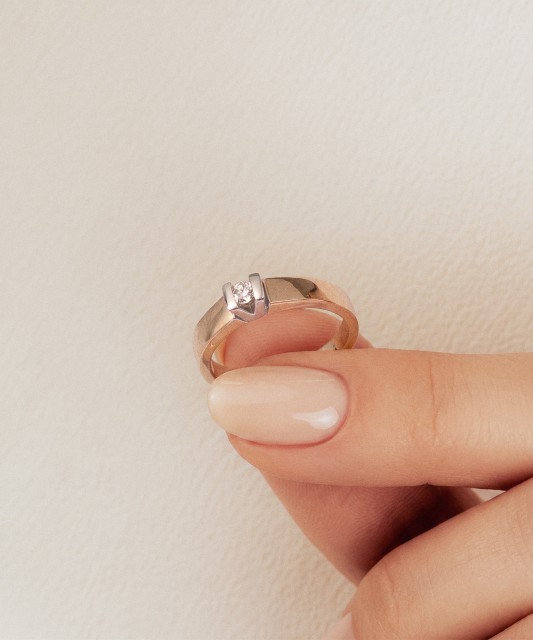 Золотое кольцо с бриллиантом 0,048ct