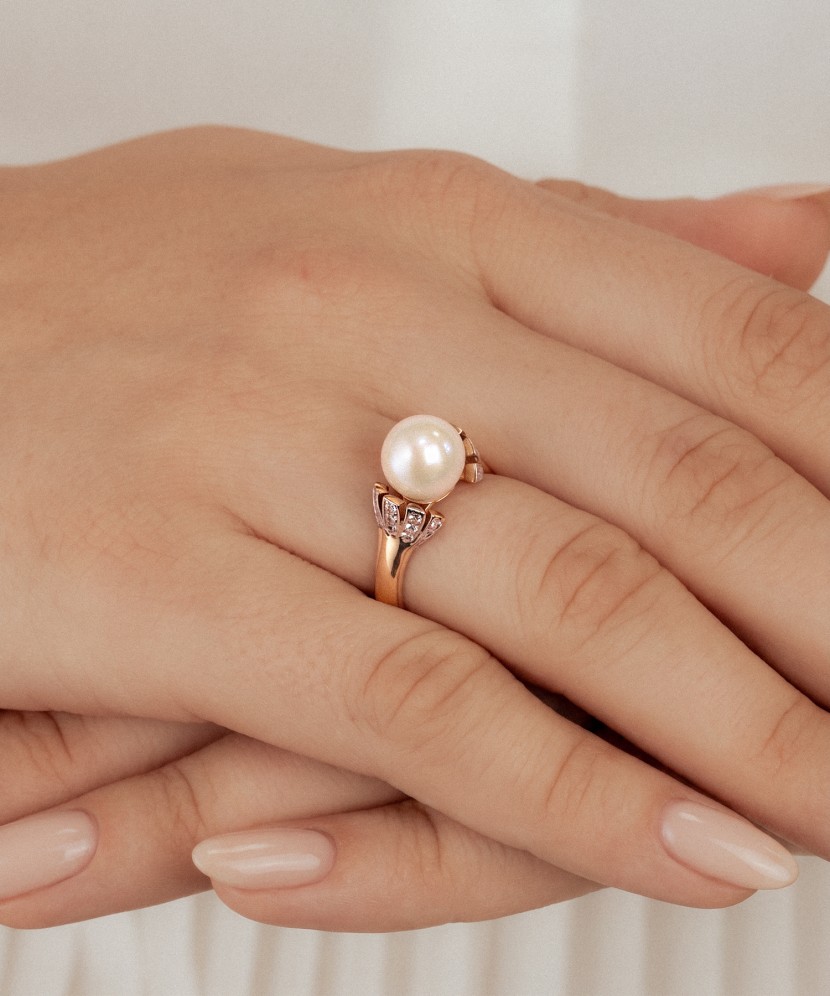 Золотое кольцо с жемчугом и цирконами