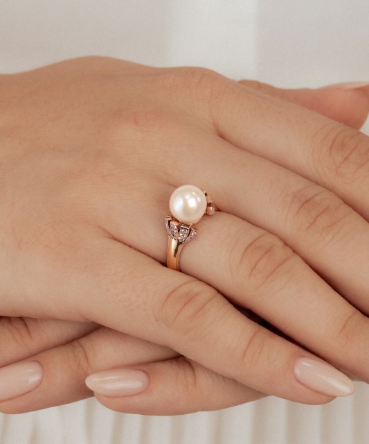 Gold ring with pearl and zircons