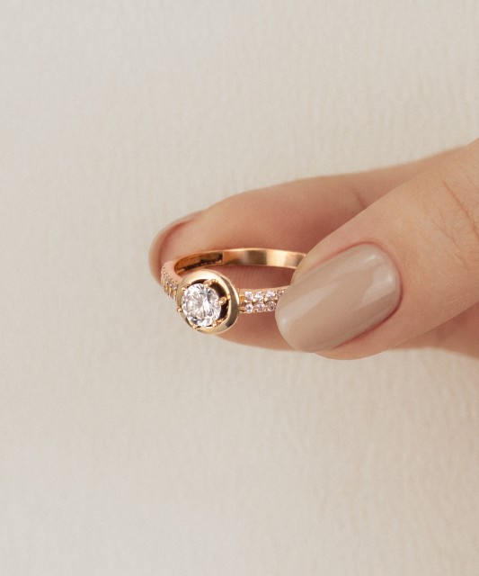 Gold ring with zircons