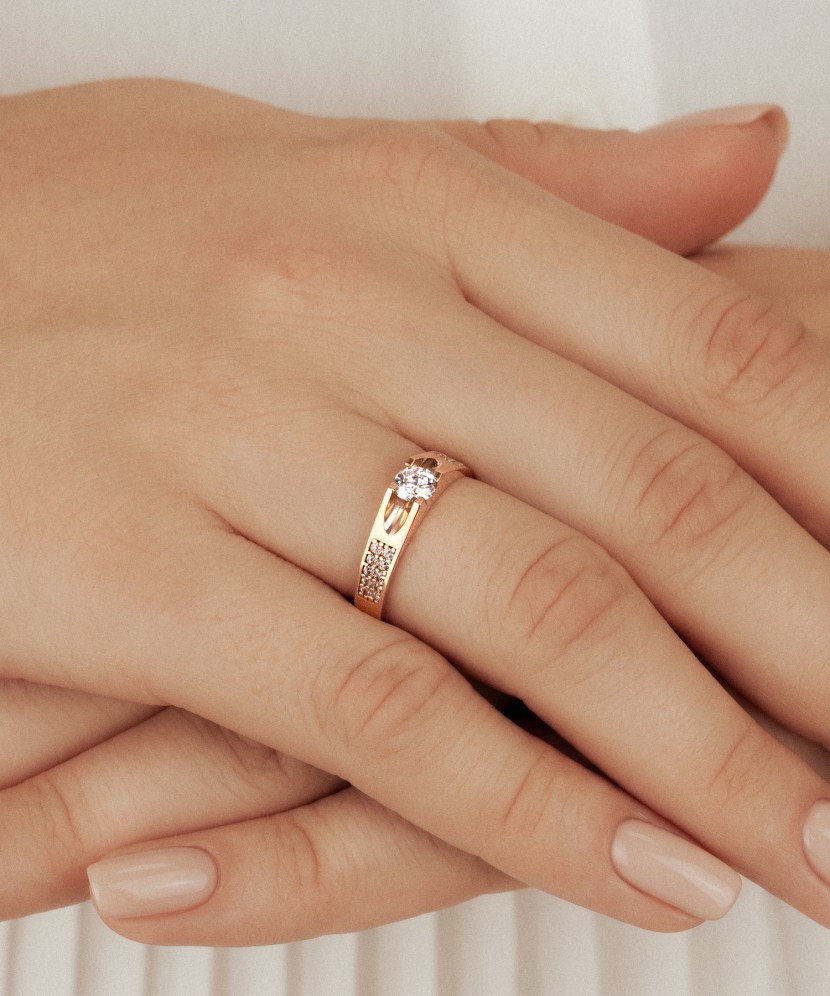 Gold ring with zircons