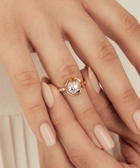 Gold ring with pearl