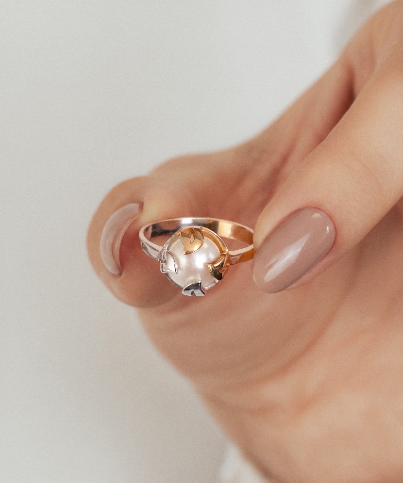 Gold ring with pearl