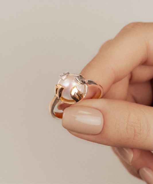 Gold ring with pearl