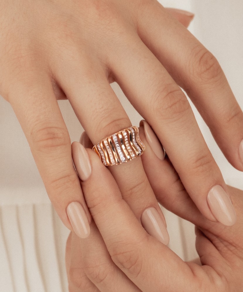 Gold ring with zircons