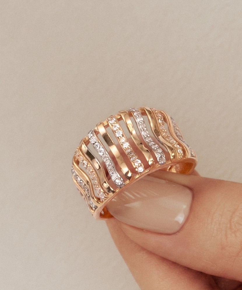 Gold ring with zircons