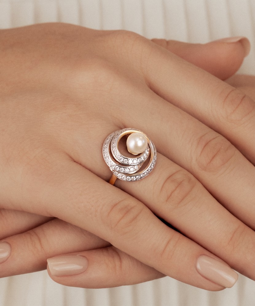 Gold ring with pearl and zircons