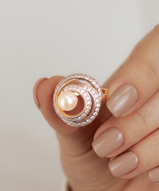 Gold ring with pearl and zircons