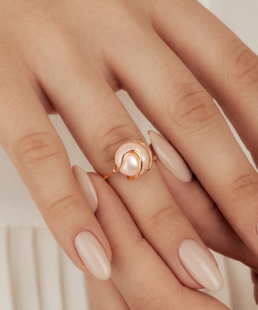Gold ring with pearl