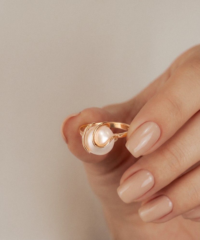 Gold ring with pearl