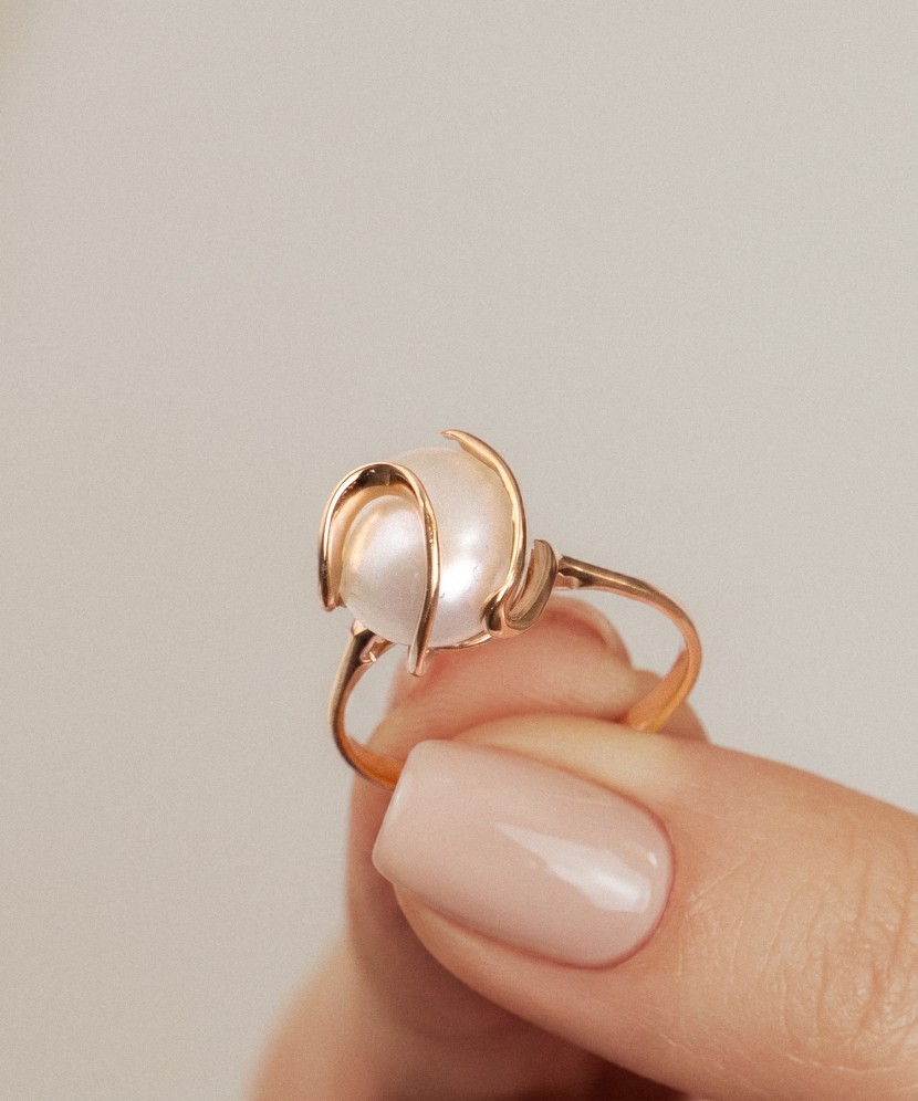 Gold ring with pearl