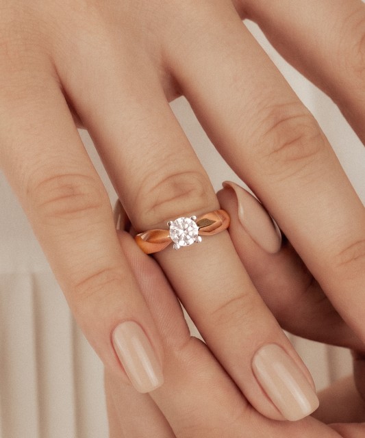 Gold ring with zirconium