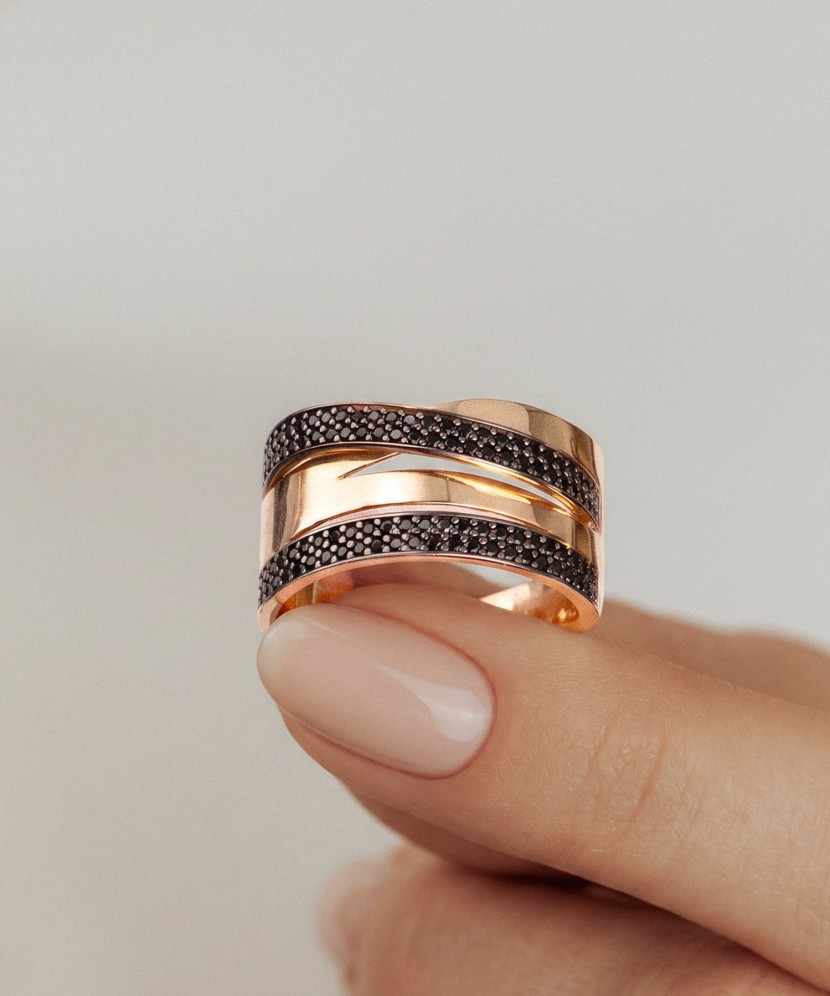 Gold ring with zircons