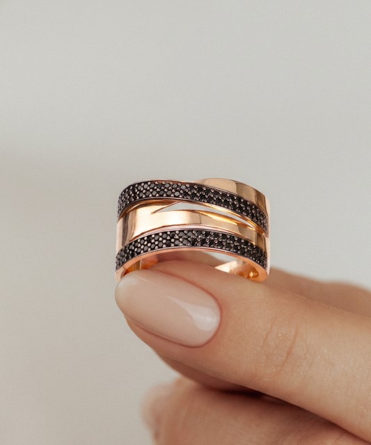 Gold ring with zircons