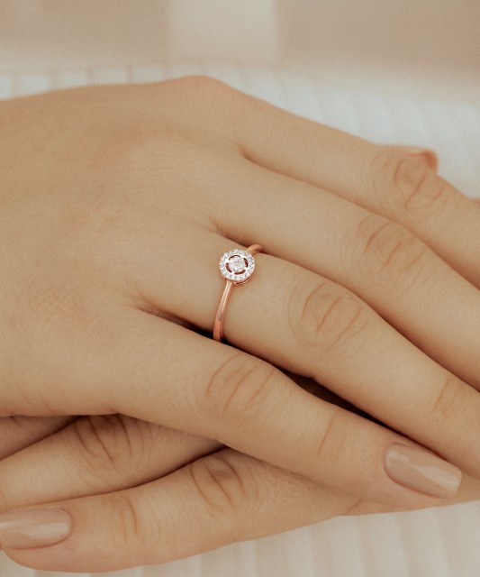 Gold ring with diamonds