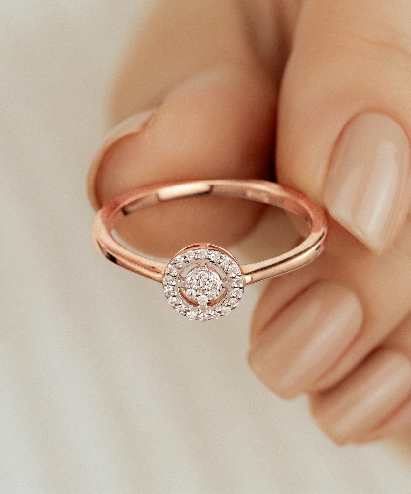 Gold ring with diamonds