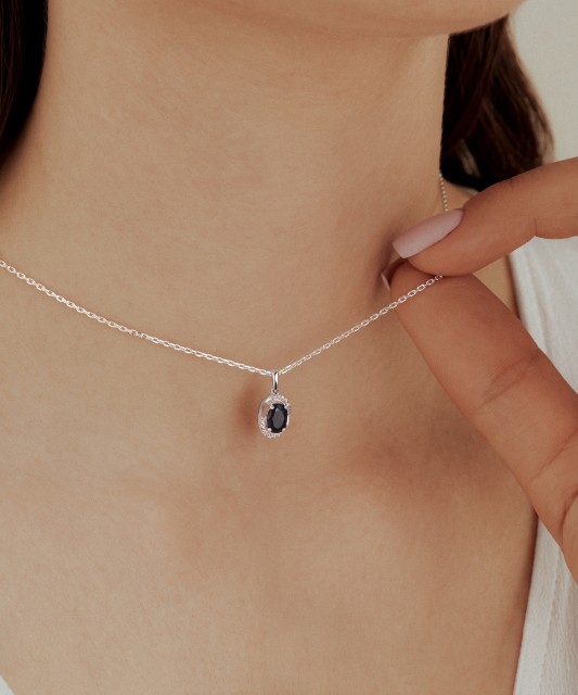 White gold pendant with diamonds and sapphire