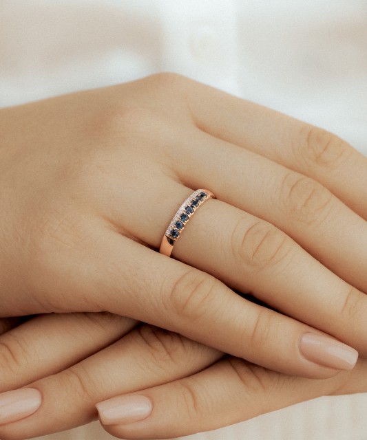 Yellow gold ring with diamonds and sapphires