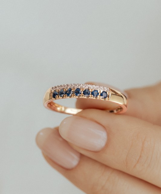 Yellow gold ring with diamonds and sapphires