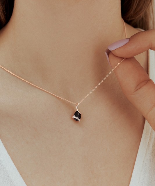 Yellow gold pendant with diamonds and onyx