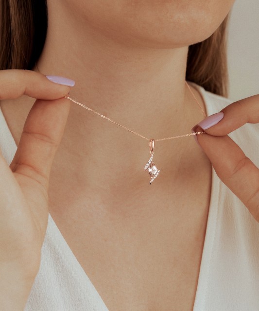 Gold pendant with diamonds and morganite