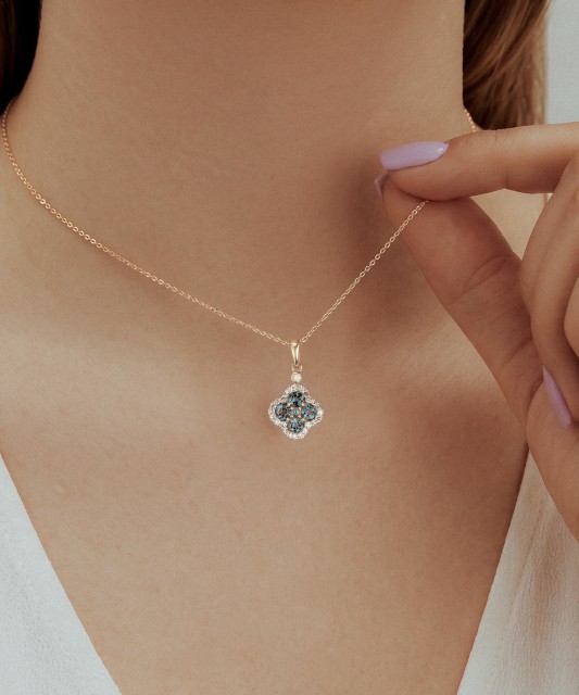 Yellow gold pendant with diamonds and London topaz