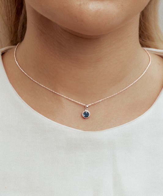 White gold pendant with London topaz and diamonds